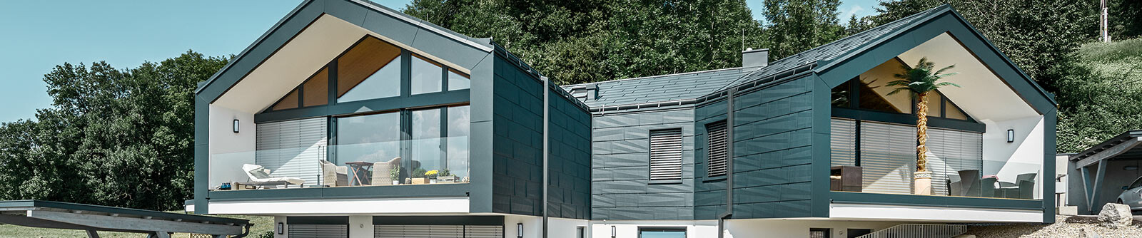 [Translate to français:] PREFA Einfamilienhaus mit der Dachschindel und Prefalz in Anthrazit
