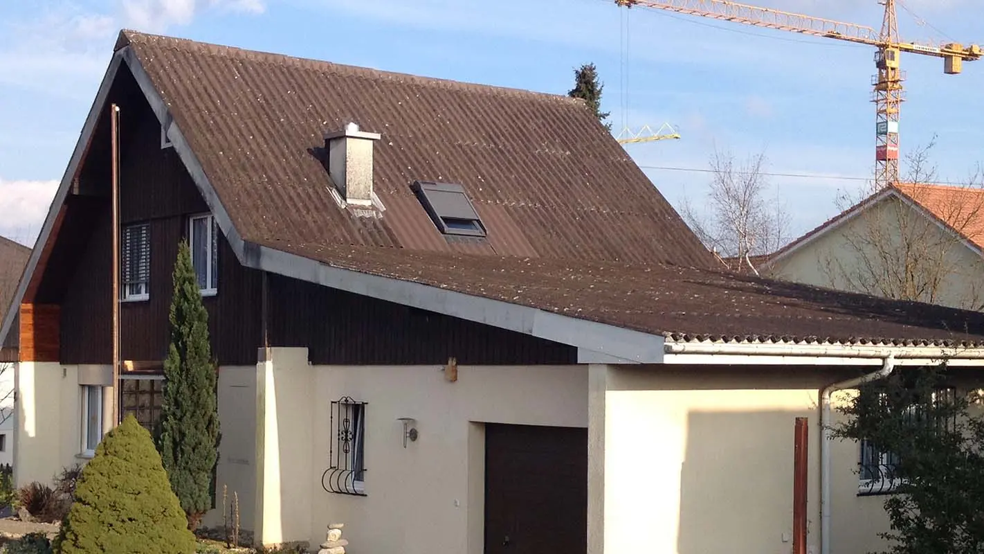 Casa prima della ristrutturazione del tetto con tegole PREFA, tetto a due falde e garage
