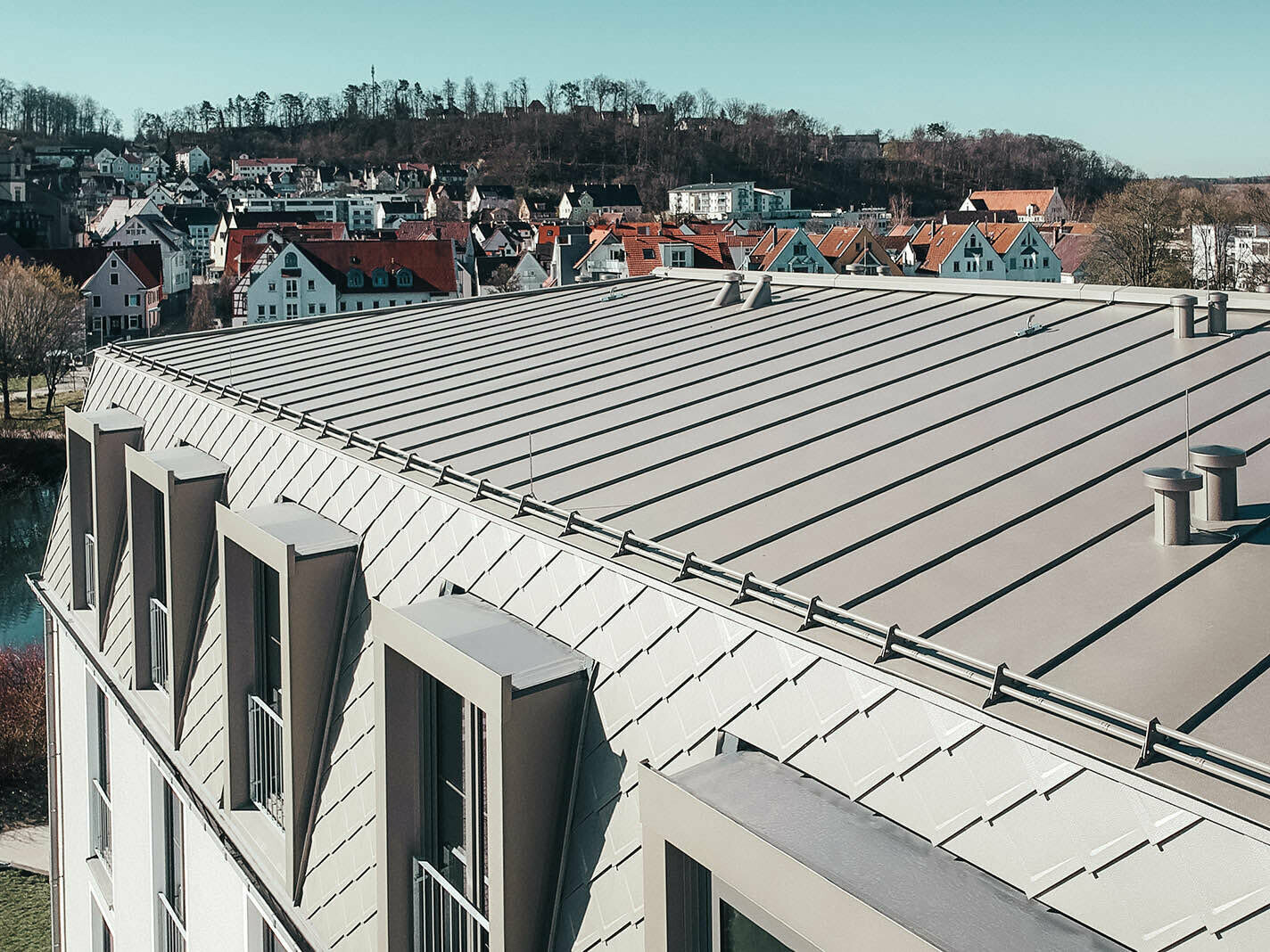 Anblick der Dachfläche mit den PREFA Dach- und Wandrauten sowie den Prefalz-Dachbahnen. 
