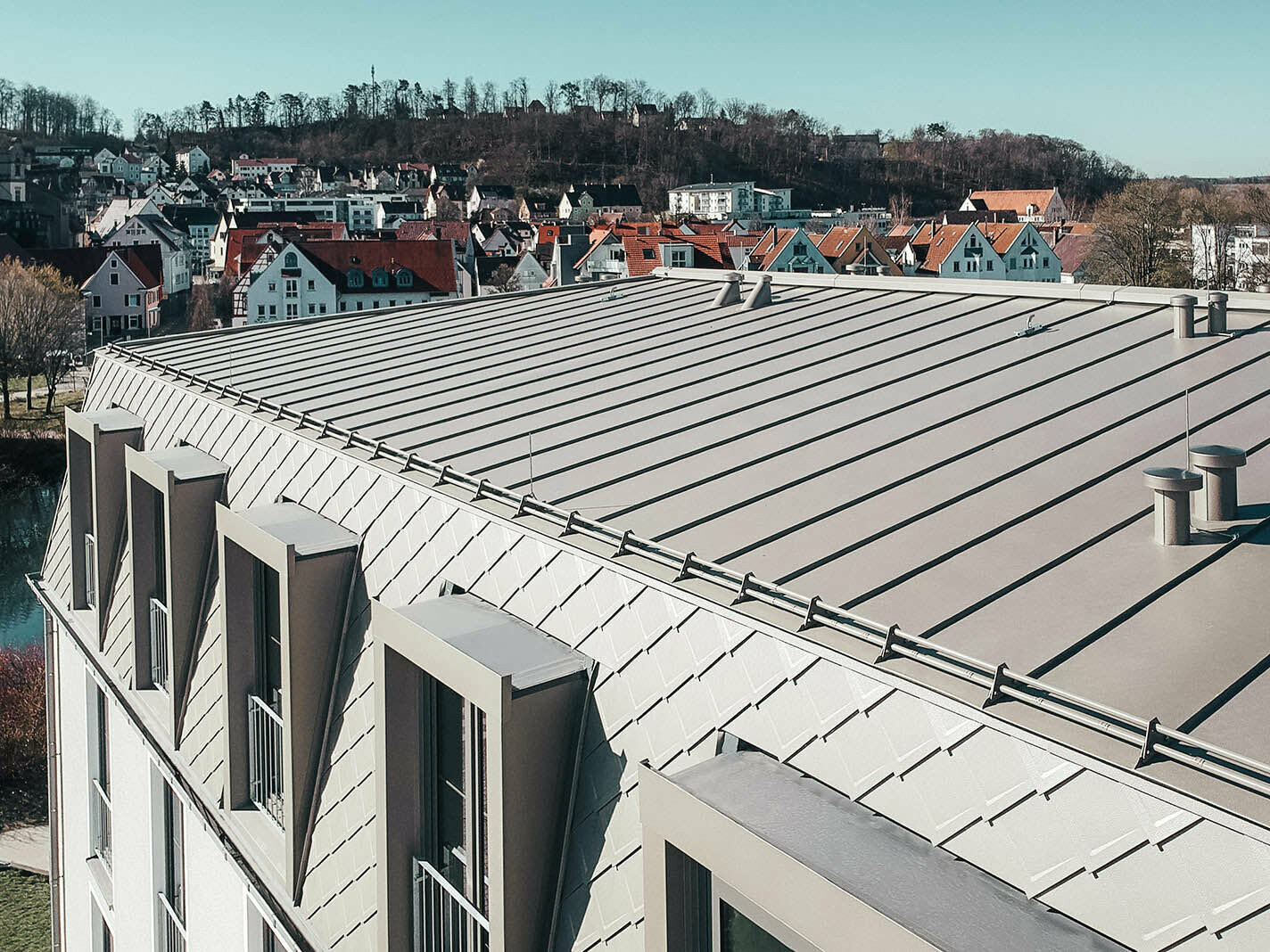 Anblick der Dachfläche mit den PREFA Dach- und Wandrauten sowie den Prefalz-Dachbahnen.