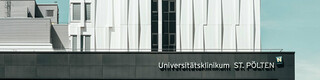 Frontansicht des Universitätsklinikums in St. Pölten, Österreich. 