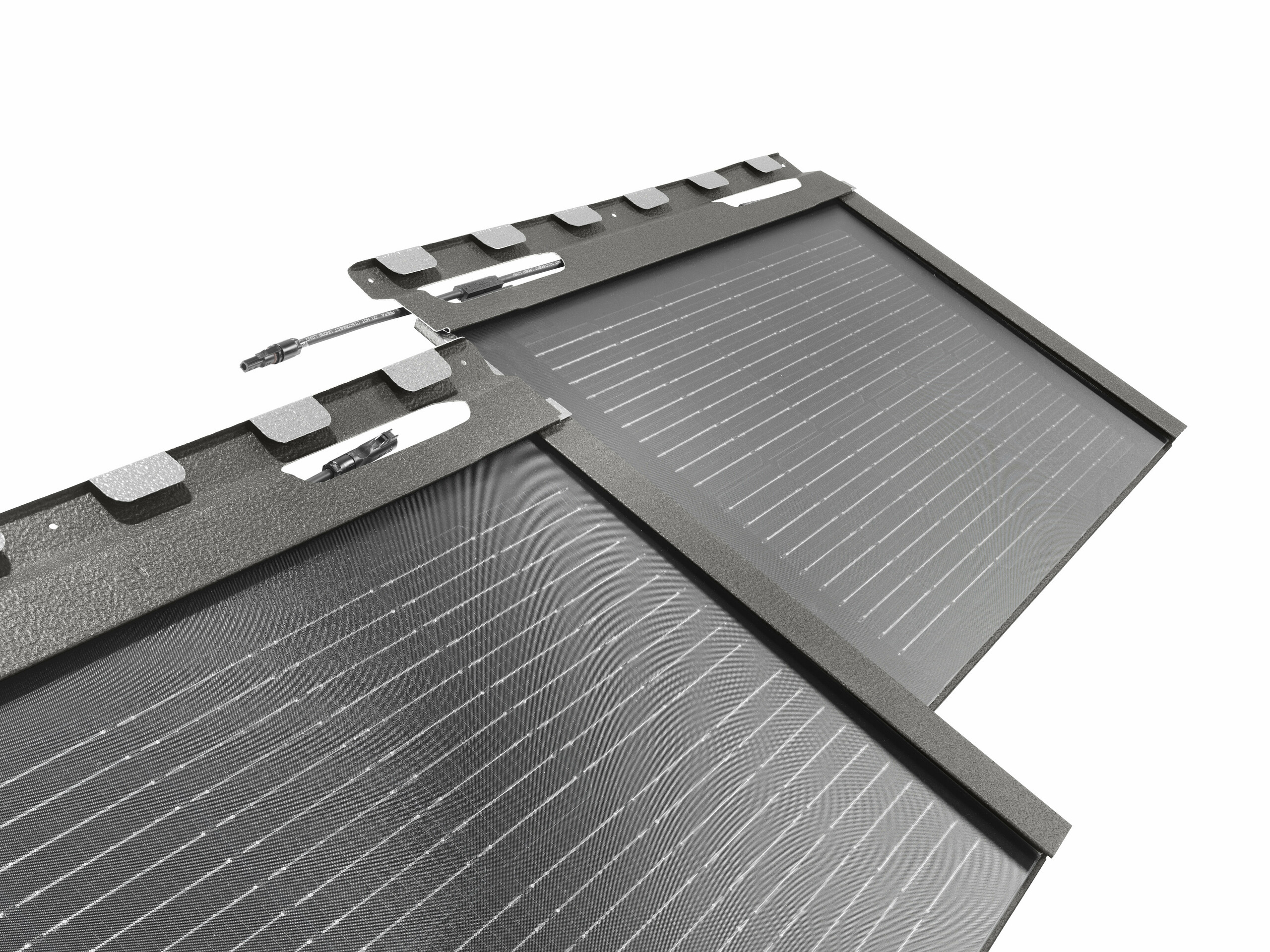 L' immagine mostra la tecnica di connessione delle tegole fotovoltaiche PREFA