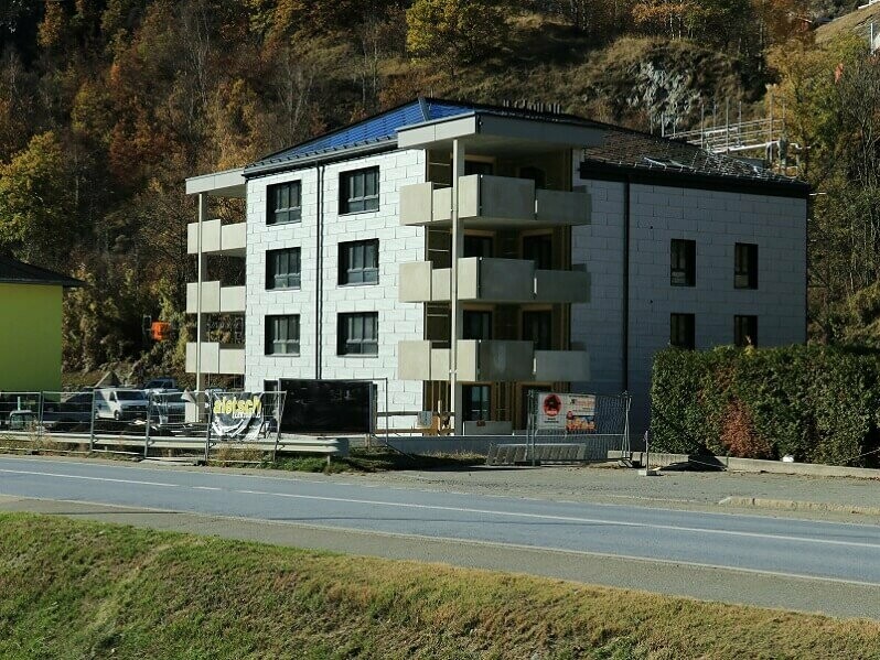 Strassen Sicht auf das neue Haus mit PREFA FX12 in silbermetallic