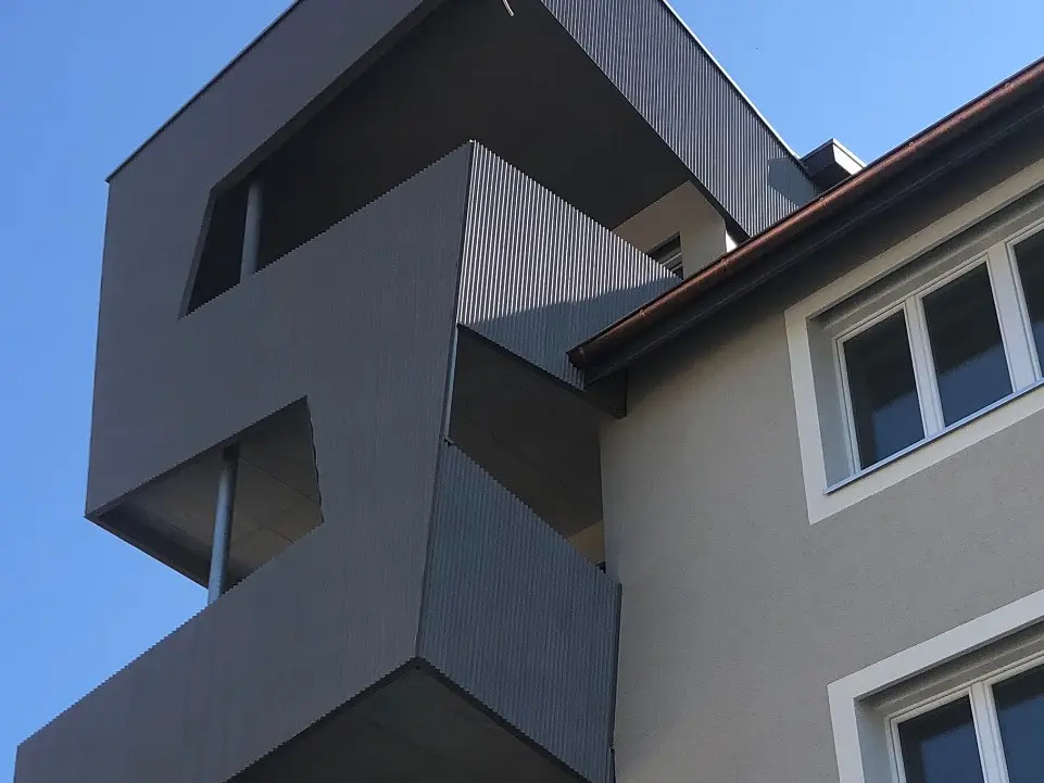 Zackenprofil als Fassade für Balkonerweiterung