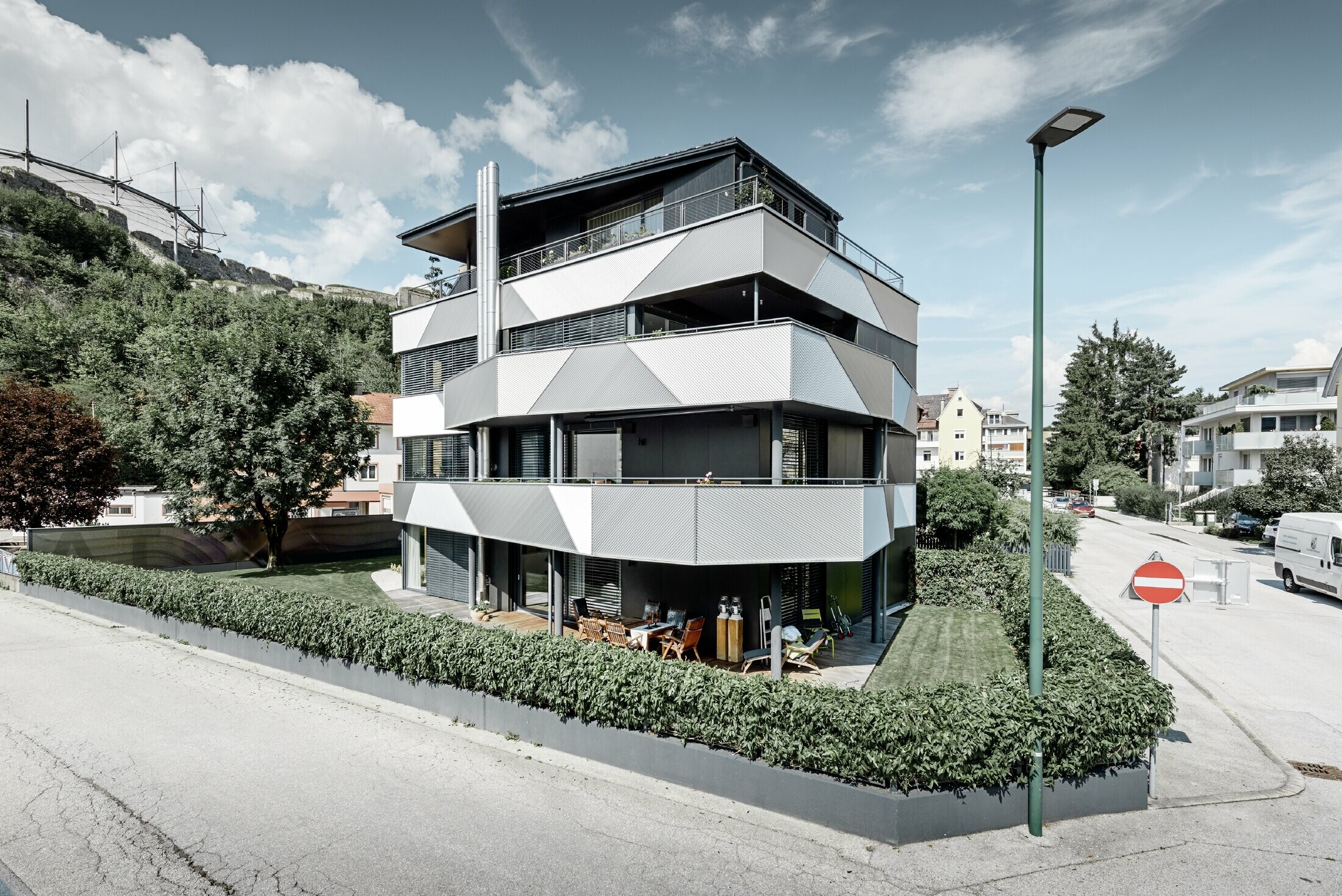 Realizzazione della facciata con profilo a zeta PREFA montato in diagonale presso un condominio a Kufstein.