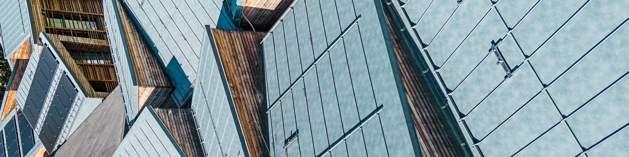 Vue latérale des deux étages du complexe CampZero dans la Vallée d’Aoste, avec les montagnes en arrière-plan.