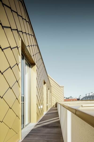 Soluzione sorprendente per un rifacimento a Vienna con la Scaglia 29 PREFA in oro perlato