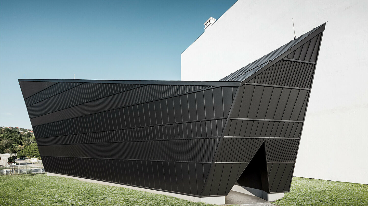 Der neue, mit schwarzem Aluminium ummantelte Kinopavillon des Museums in Skanzen in der seitlichen Perspektive, entworfen vom Architekten István Bársony.
