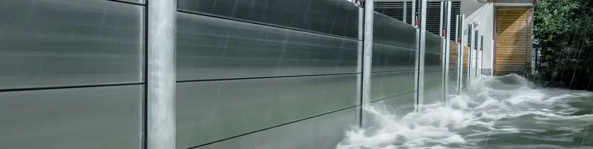 Nahaufnahme des PREFA Hochwasserschutzes aus Aluminium, der stets Hochwasser-Katastrophen Stand hält und das Einfamilienhaus im Hintergrund schützt.