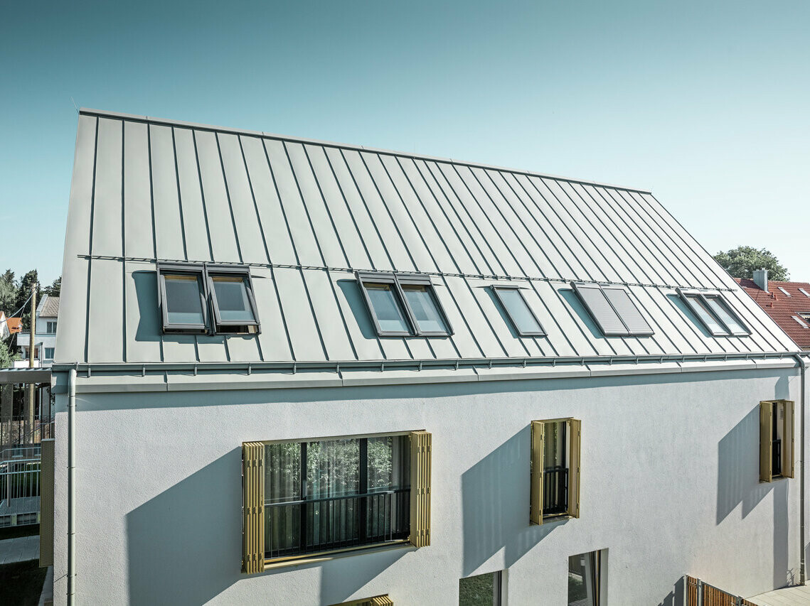 Gros plan sur le toit - recouvert de préfabriqué dans la couleur P.10 gris zinc.