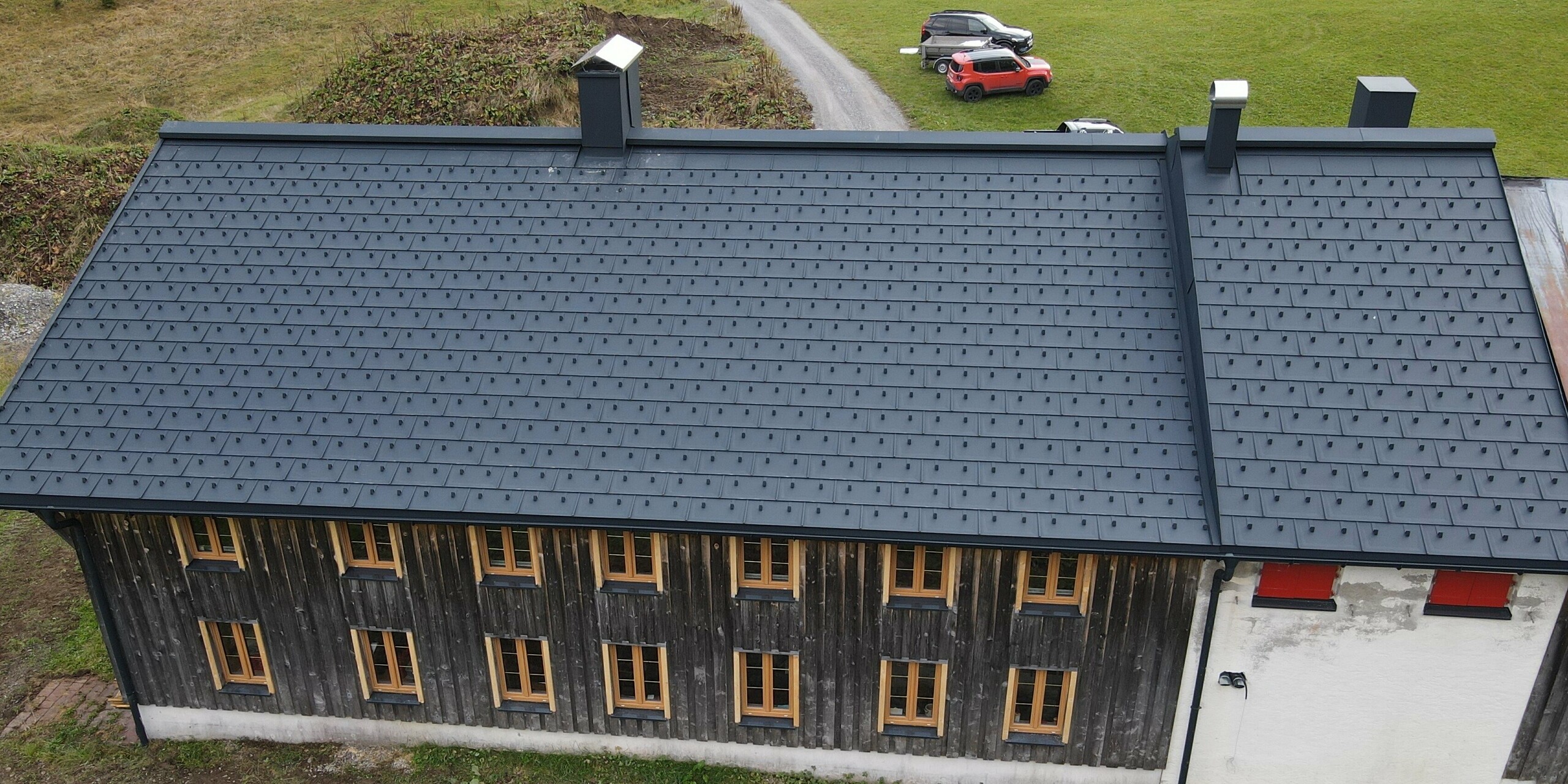 PREFA Solardachplatte in P.10 Anthrazit auf dem Alten Walserhaus in Warth, Vorarlberg