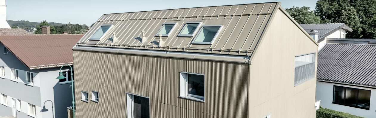 Modernes Einfamilienhaus in Frankenburg mit Prefalz Dach und Zackenprofil Fassade in Bronze von PREFA