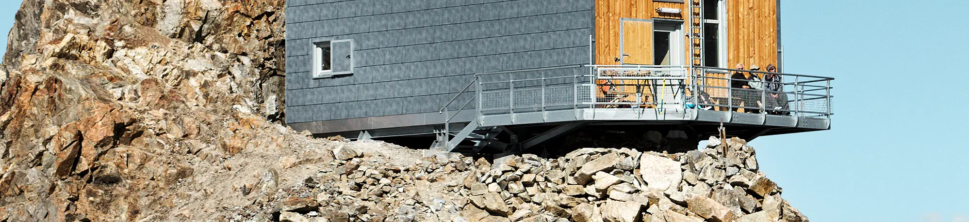 Il Rifugio de l’Aigle ristrutturato di recente con il pannello per facciata e tetto FX.12 PREFA in grigio pietra P.10.