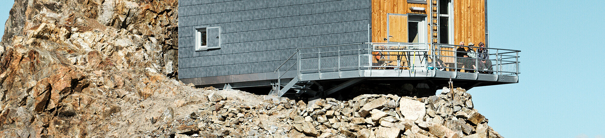 Le refuge de l'Aigle récemment rénové avec le panneau de toit et de façade FX.12 PREFA dans la couleur P.10 gris pierre. 