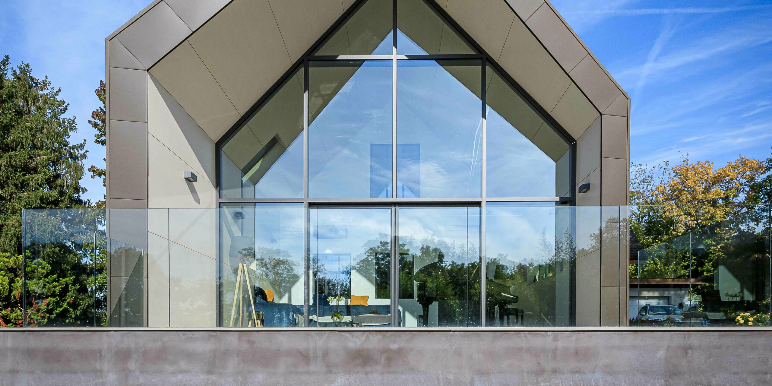 Panneaux de toiture et de façade FX.12 PREFA en P.10 brun comme élément de design contrasté sur l'extension d'une maison individuelle à Lully.