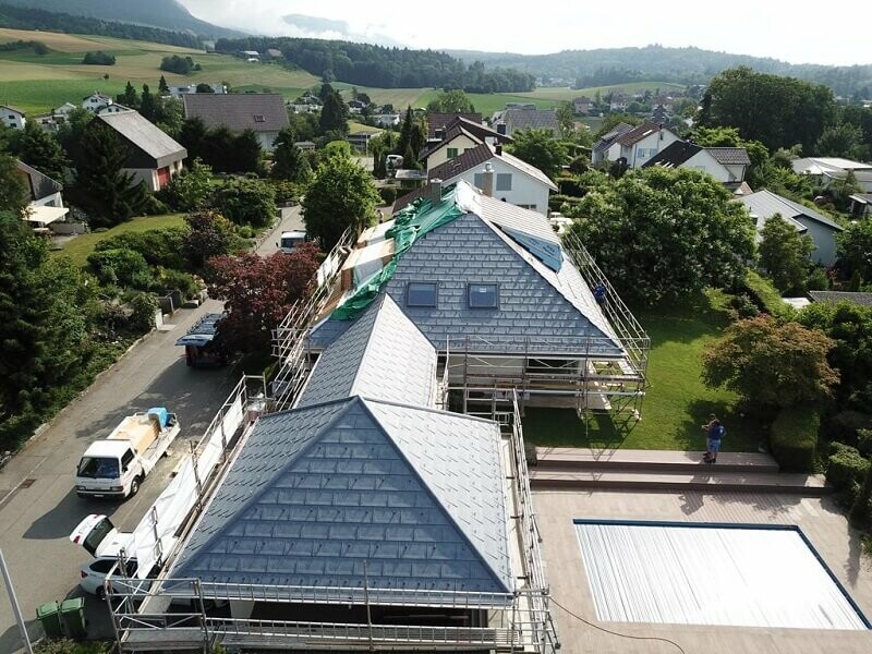 Lufaufnahme vom Dach mit der Dachplatte R.16 in P.10 Steingrau