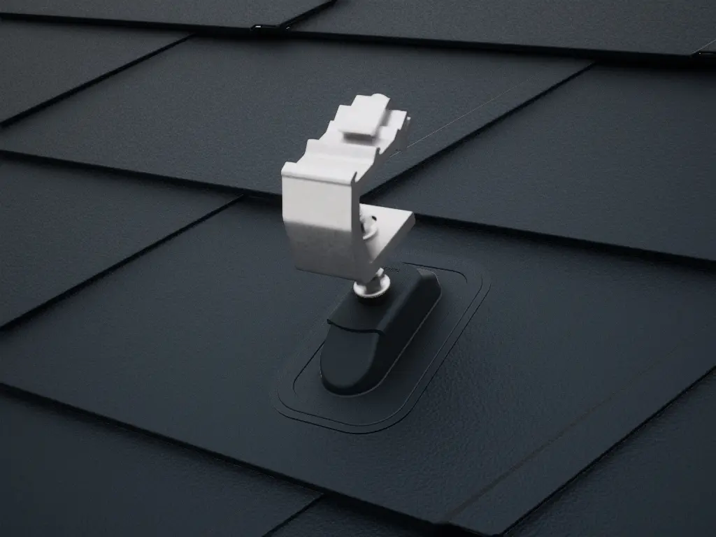 Vue détaillée du support solaire PREVARIO Sunny, monté sur une toiture PREFA sombre avec des bardeaux DS.19.