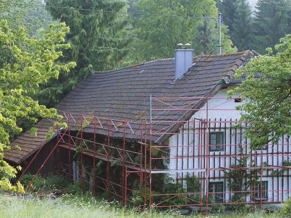 Vecchia casa unifamiliare prima del rifacimento del tetto con PREFA