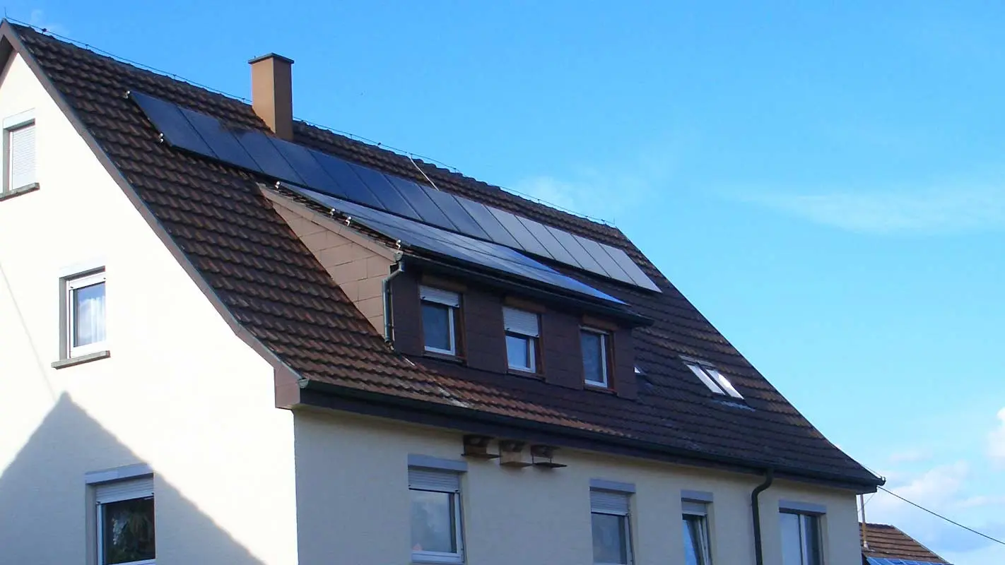 Casa monofamiliare con tetto in laterizio da ristrutturare; sul tetto sono presenti un abbaino e un impianto fotovoltaico.
