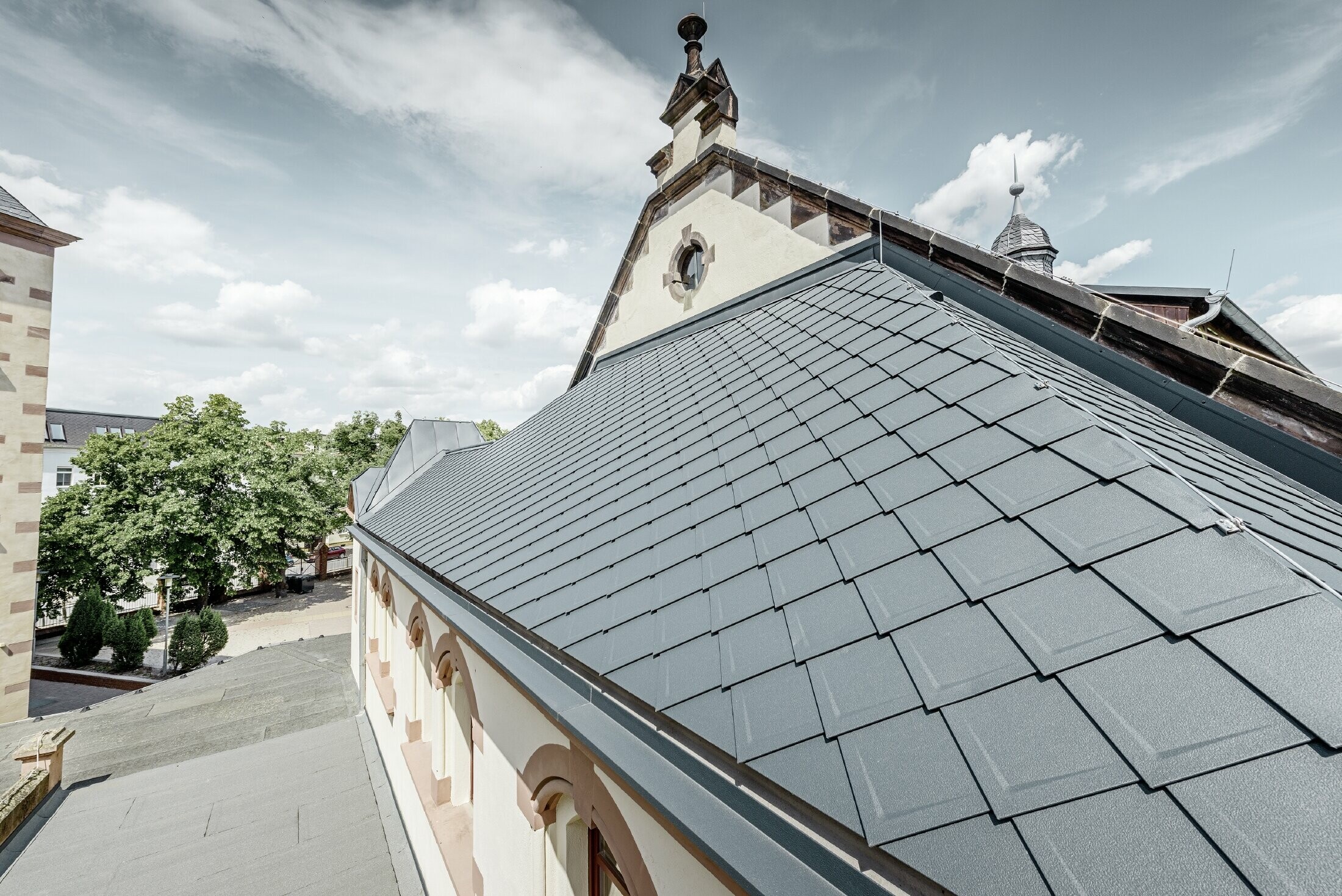 Palestra della scuola Lutherstadt Wittenberg appena ristrutturata  con una copertura PREFA in alluminio, sono stati posati scaglia e Prefalz in antracite