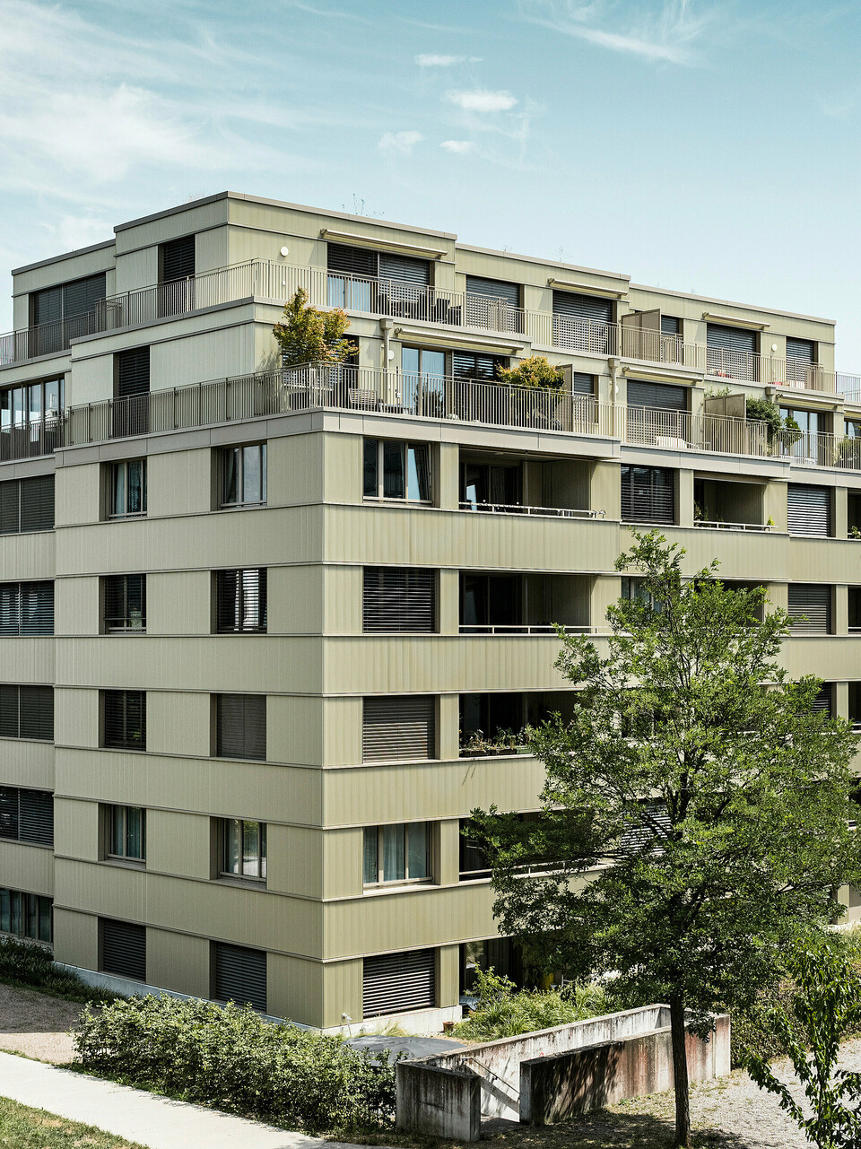 Das moderne Wohngebäude "Stetterhaus" in Altstetten, Zürich wird umhüllt von einer einzigartigen Fassade - PREFA Zackenprofil in der Sonderfarbe Perl-Metallic.