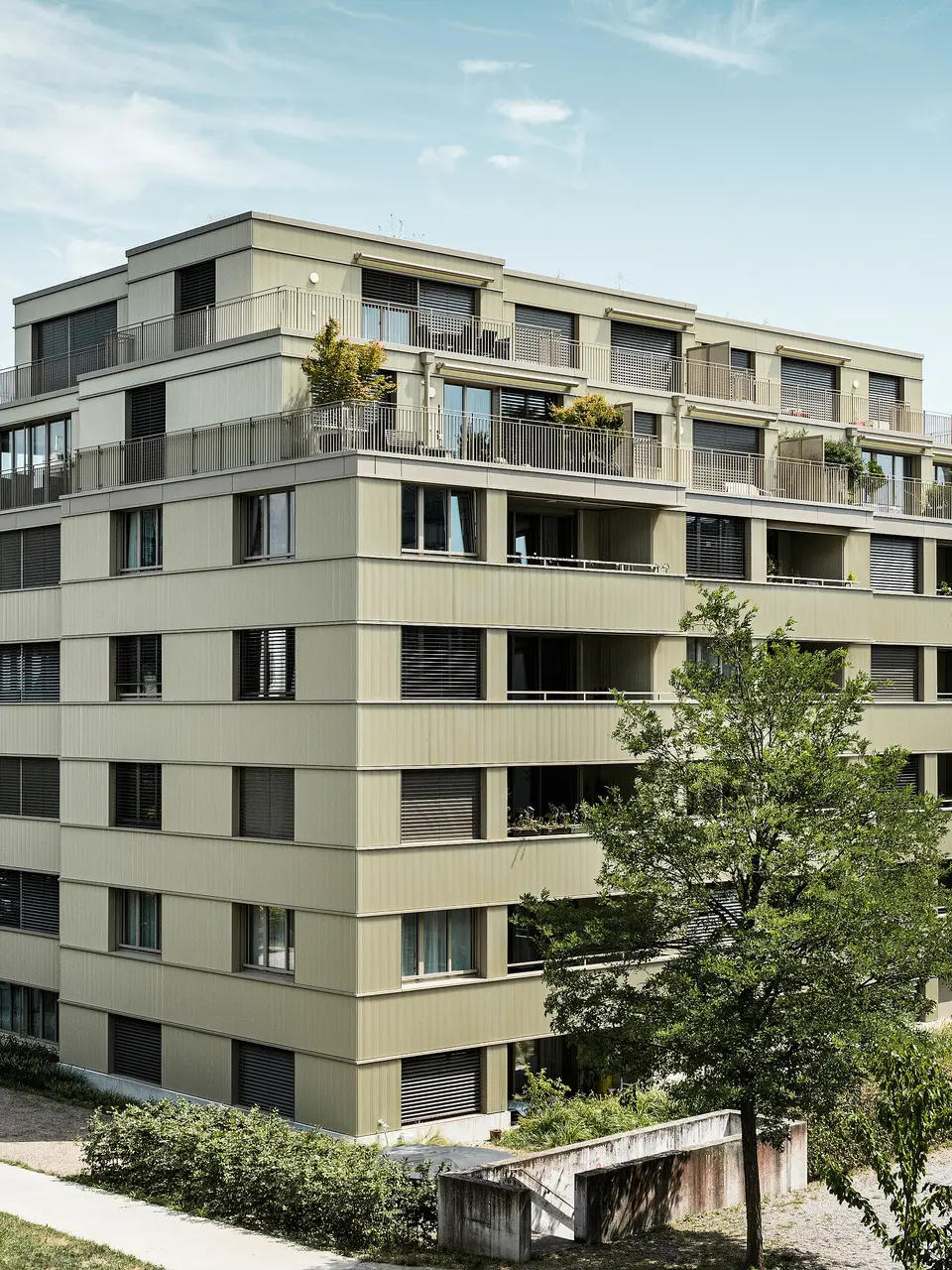 Das moderne Wohngebäude "Stetterhaus" in Altstetten, Zürich wird umhüllt von einer einzigartigen Fassade - PREFA Zackenprofil in der Sonderfarbe Perl-Metallic.