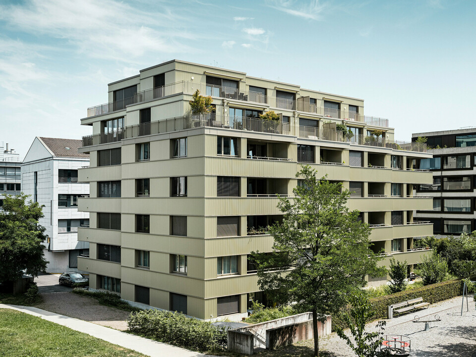 Das moderne Wohngebäude "Stetterhaus" in Altstetten, Zürich wird umhüllt von einer einzigartigen Fassade - PREFA Zackenprofil in der Sonderfarbe Perl-Metallic.