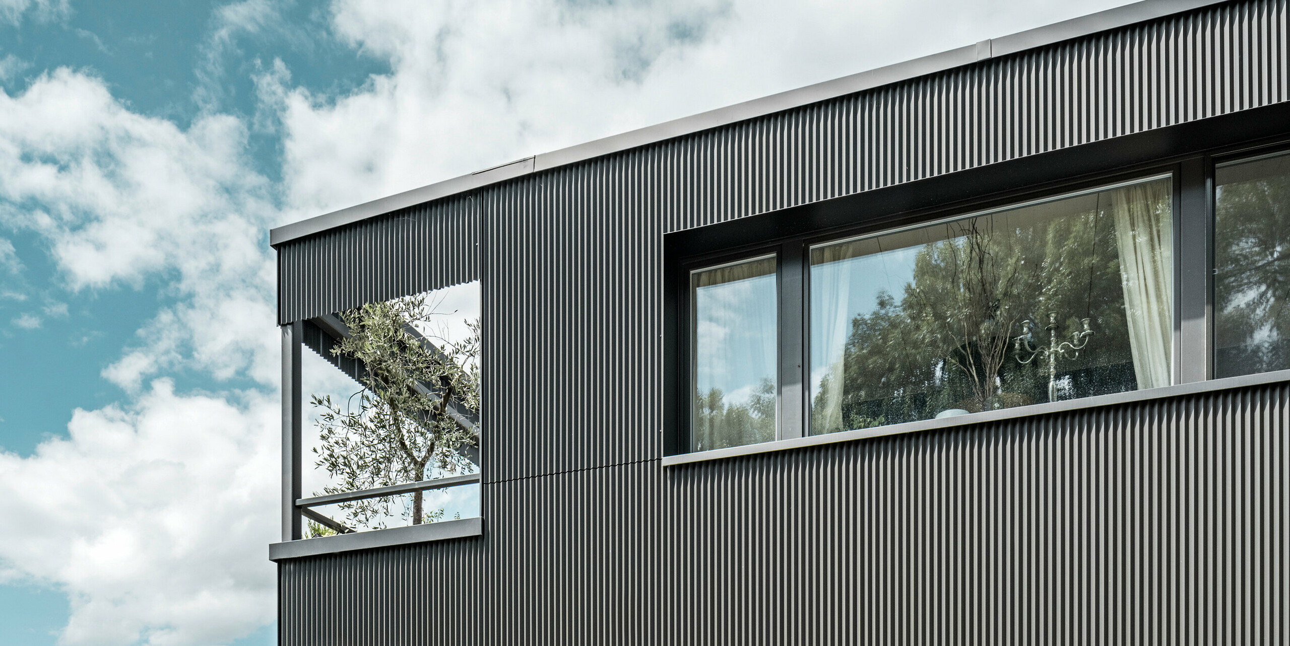 Profile triangle PREFA dans la couleur spéciale gris-noir à l'Hôtel de l'Ours à Prêles, Suisse