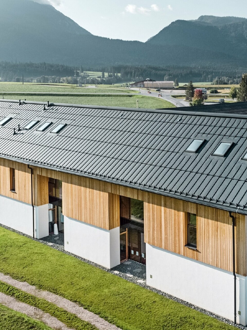 Scuola materna delle erbe a Bad Mitterndorf con grande tetto PREFALZ in P.10 antracite e facciata in legno