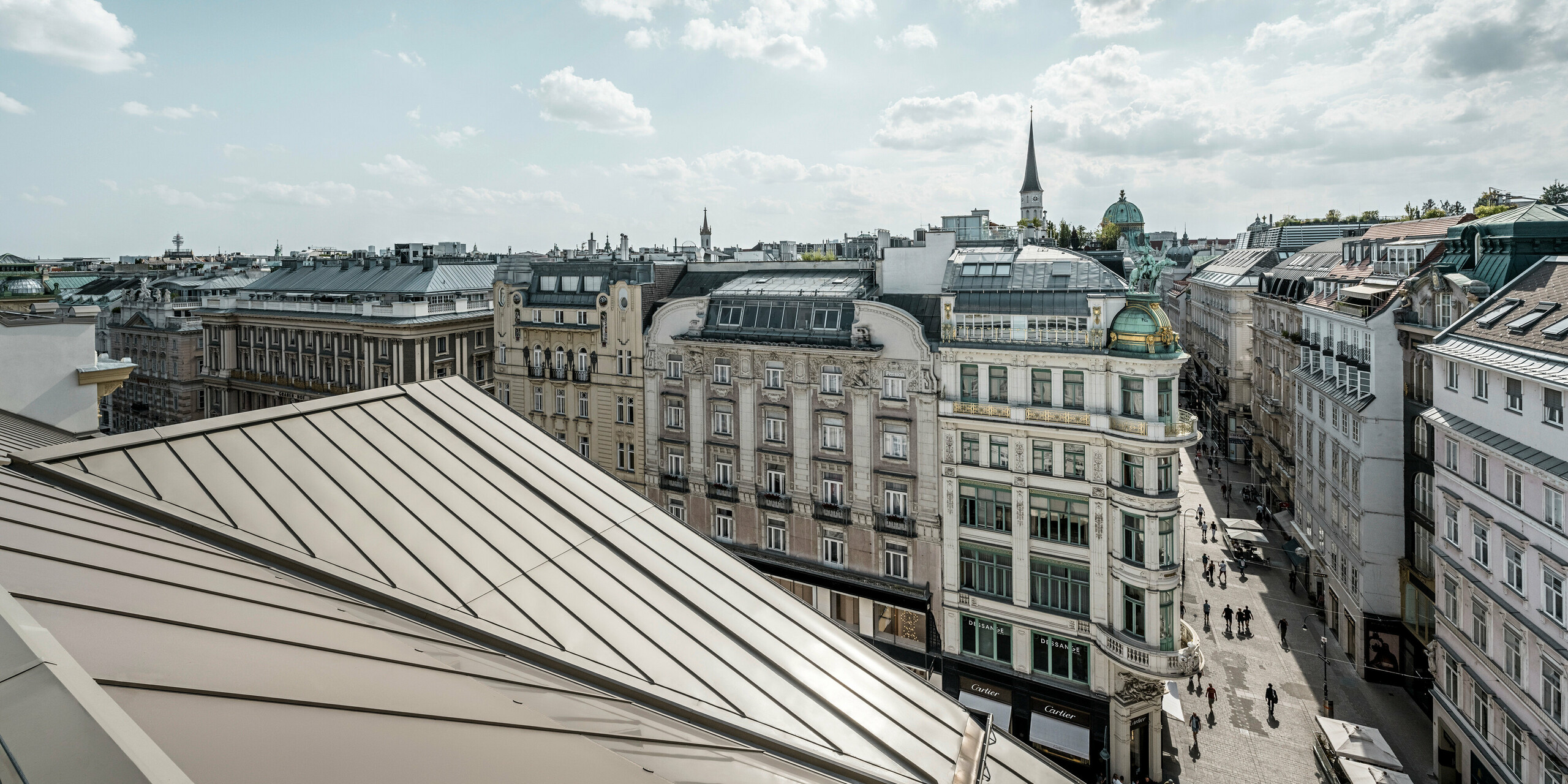 Weiter Blick auf die Dächer von Wien, links im Bild die Prefalz-Bahnen auf dem Rosewood Hotel Vienna im noblen Bronzeton.