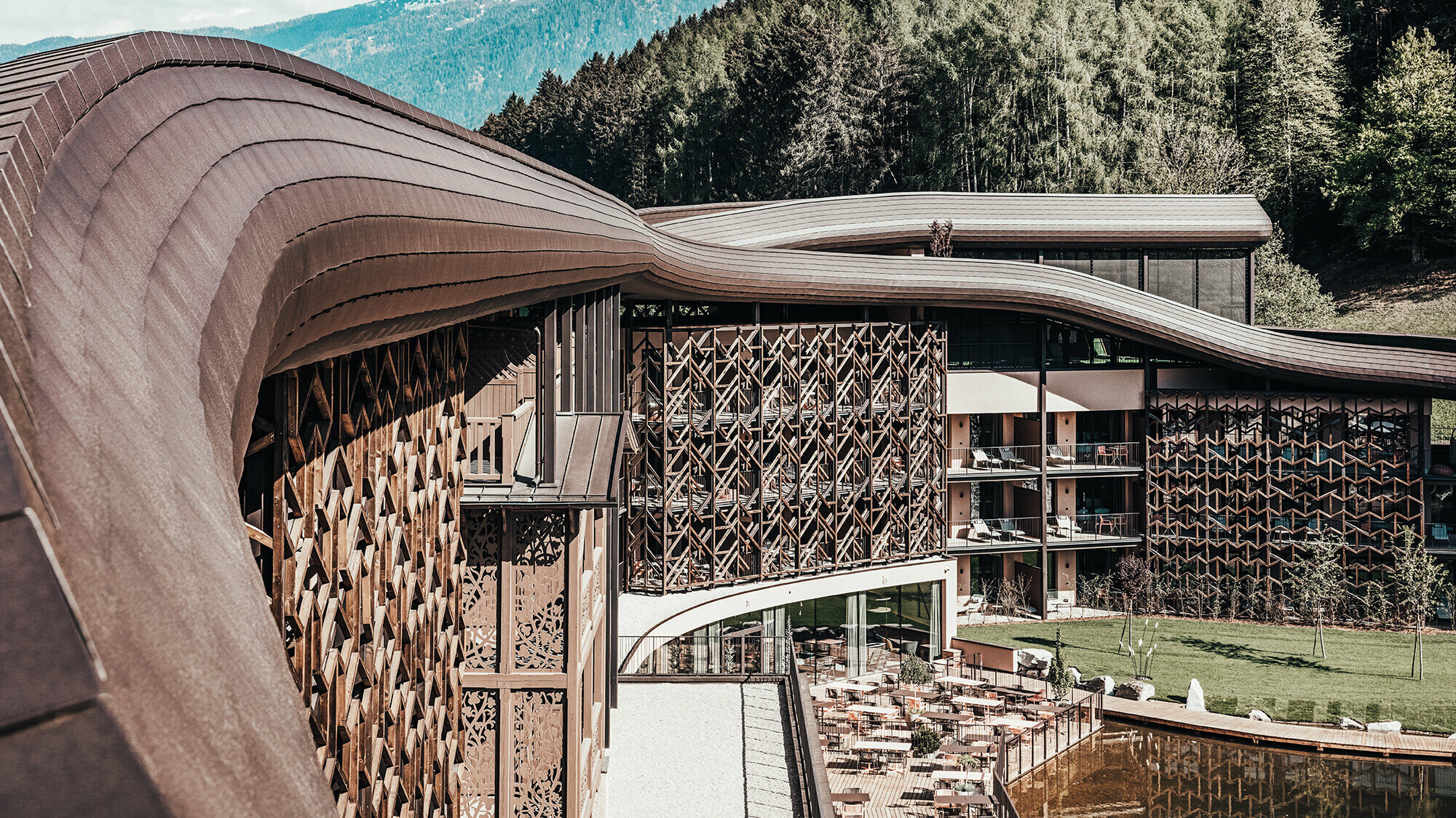 Die Dachwelle im Detail des Falkensteinerhotels in Südtirol.