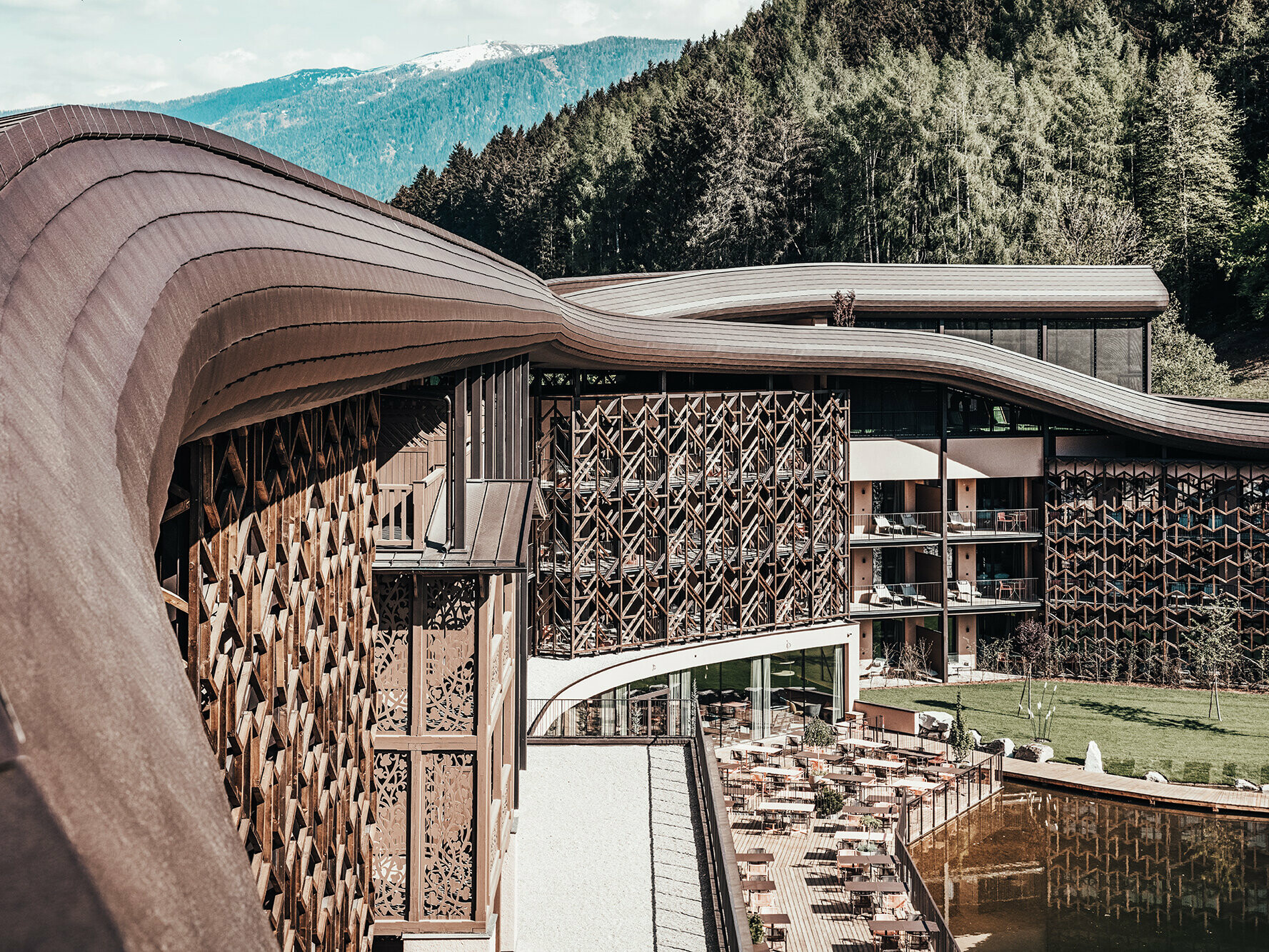 Vue détaillé du toit en vagues de l'hôtel Falkensteiner dans le Tyrol du sud.