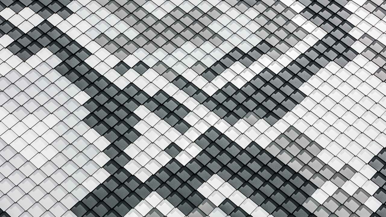Nahaufnahme des Verlegemusters des Wohnhauses "Le Python" mit den 4 unterschiedlichen Aluminiumwandplatten von PREFA im Verlegemuster einer Schlange