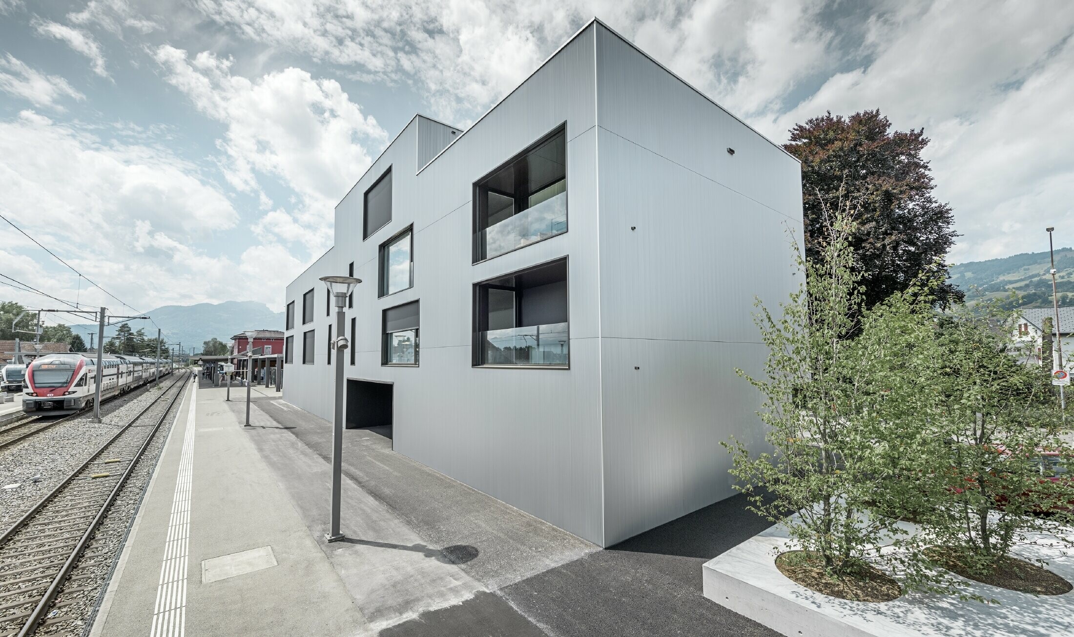 Modernes Firmengebäude mit Flachdach und Alu Fassade; Bei der Fassade wurde das PREFA Zackenprofil in Natur eloxiert verwendet.