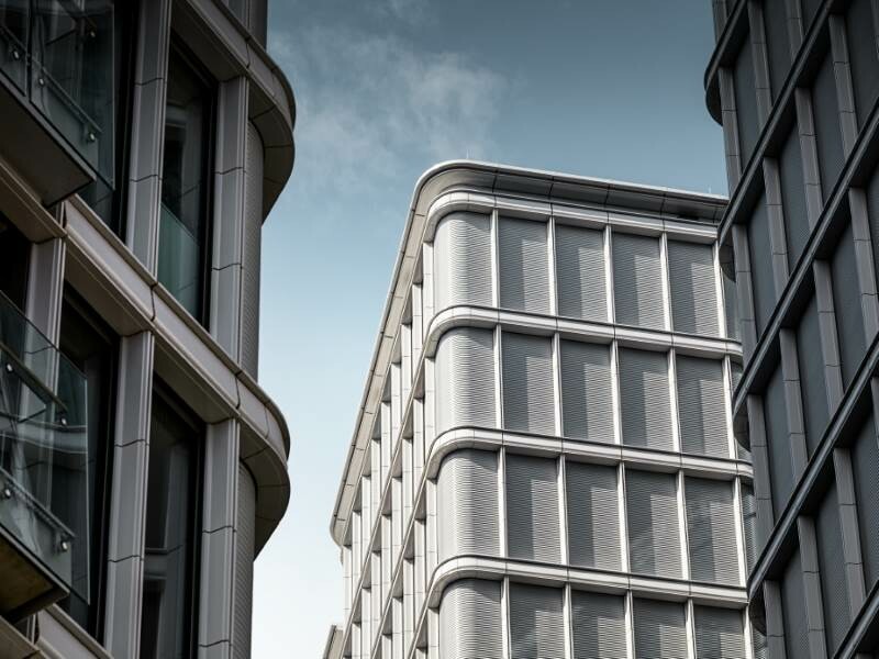 "Appartements Belvédère" à la lumière du soleil et à l'ombre. La façade en aluminium PREFA change de couleur en fonction de la lumière.
