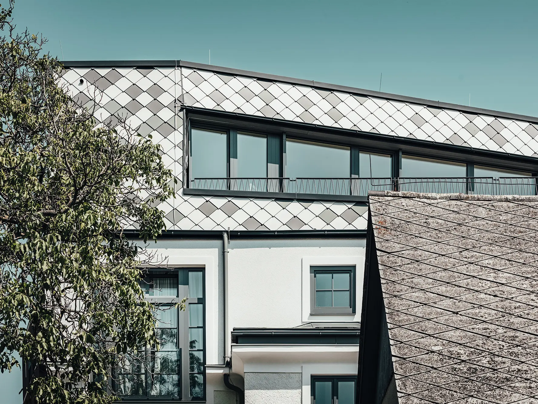 Im Vordergrund: Das alte Dach der Werkstatt. Hinten: das neue Dach der Reininghausvilla.