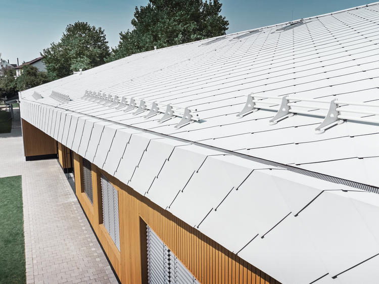 Crèche d'Ulm avec un toit en losange de toiture 44x44 prefa dans la teinte blanc