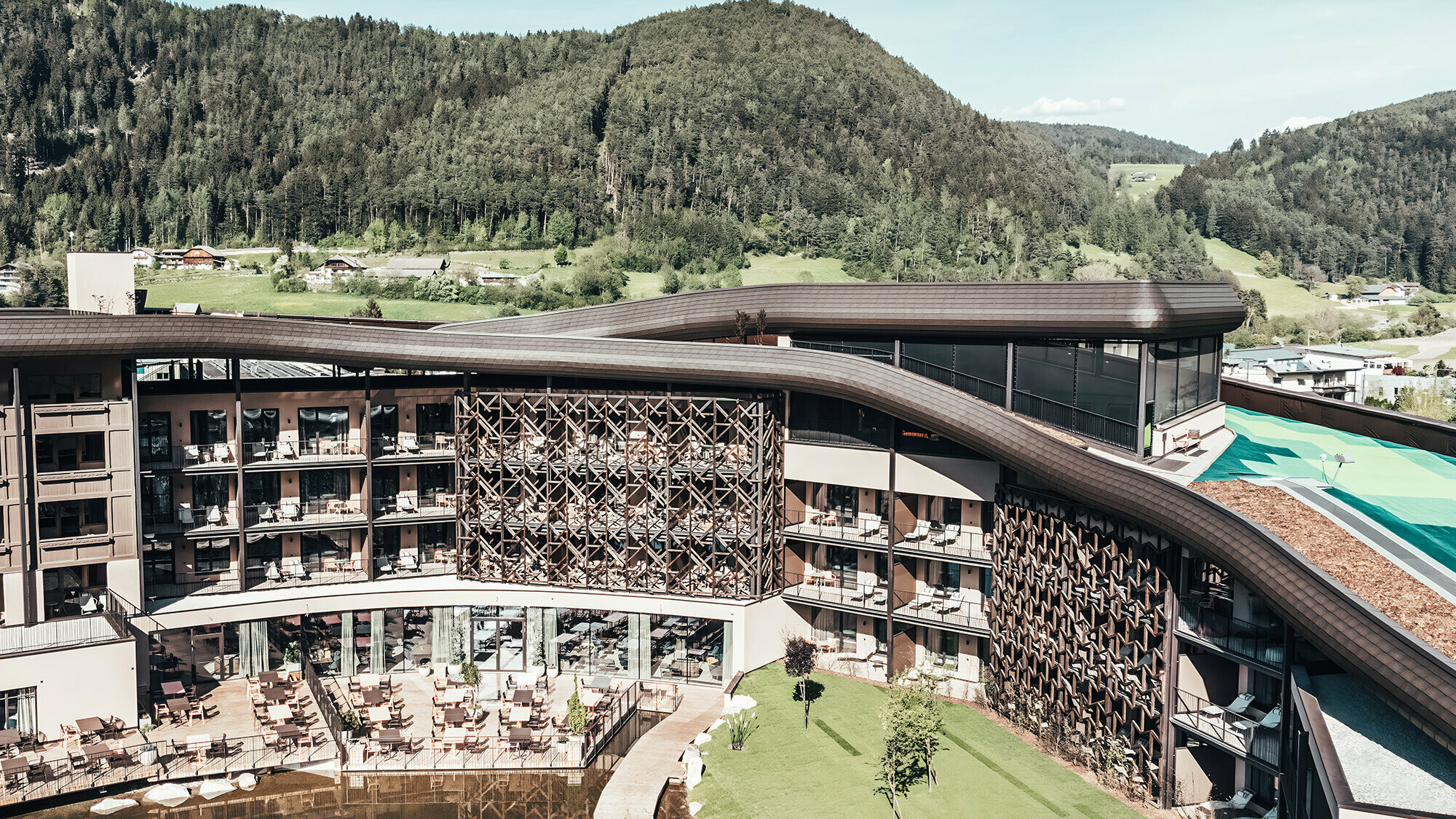 Vue de l'hôtel Falkensteiner avec ses vallons en arrière-plan.