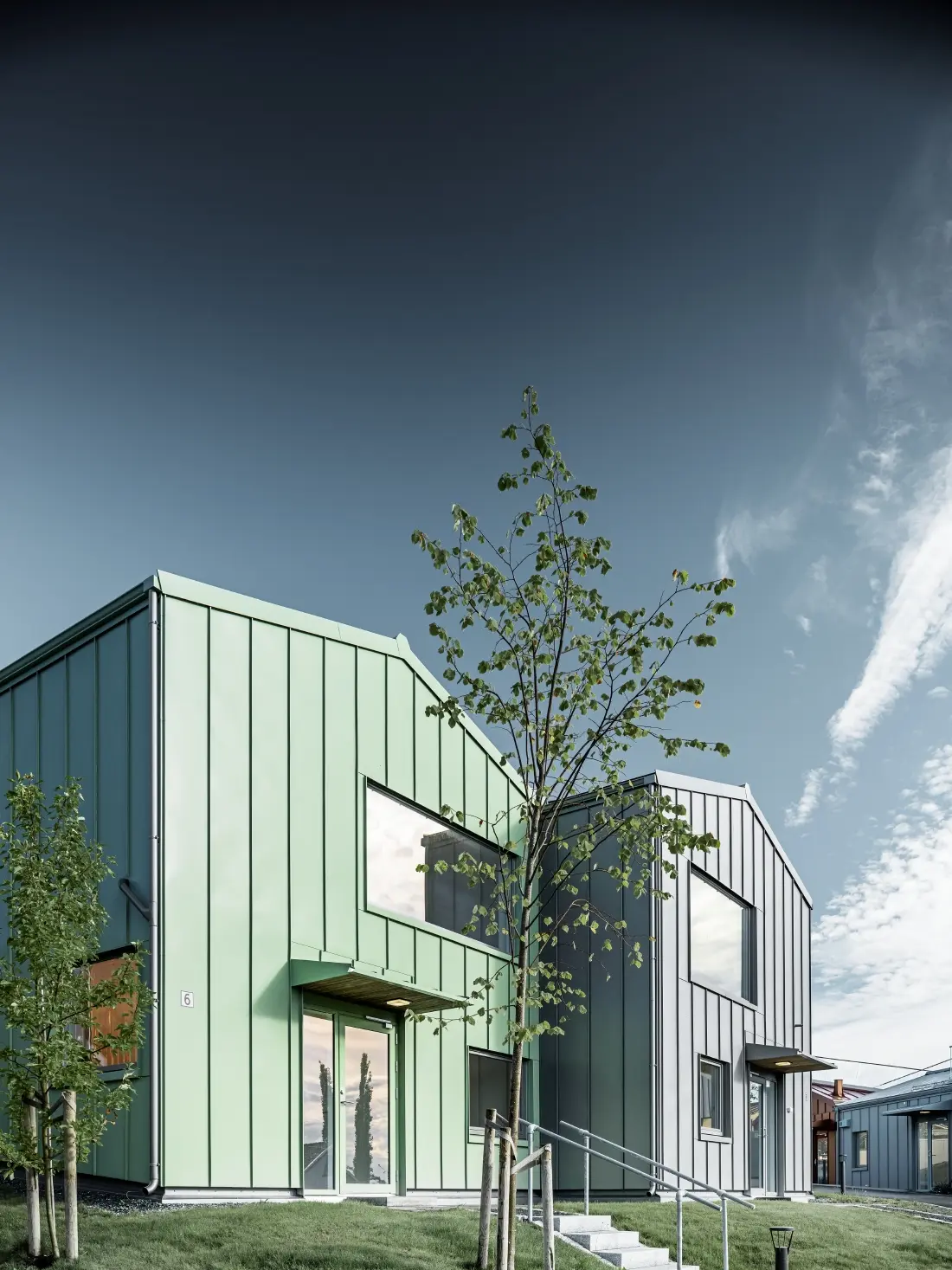 Centro abitato con case unifamiliari rivestite con Prefalz PREFA in diversi colori a Trondheim.