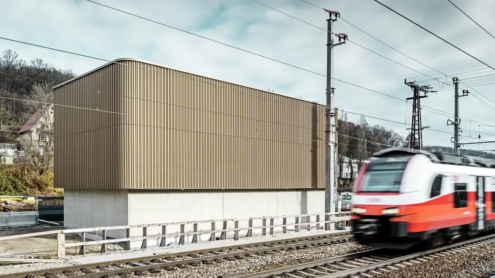 Detailaufnahme des ÖBB Technikgebäudes in Purkersdorf mit Individualprofil