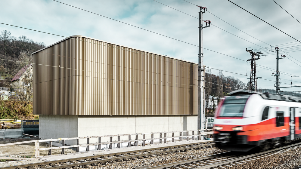 Particolare dell’edificio tecnico ÖBB (Ferrovie Austriache) a Purkersdorf con profilo individuale