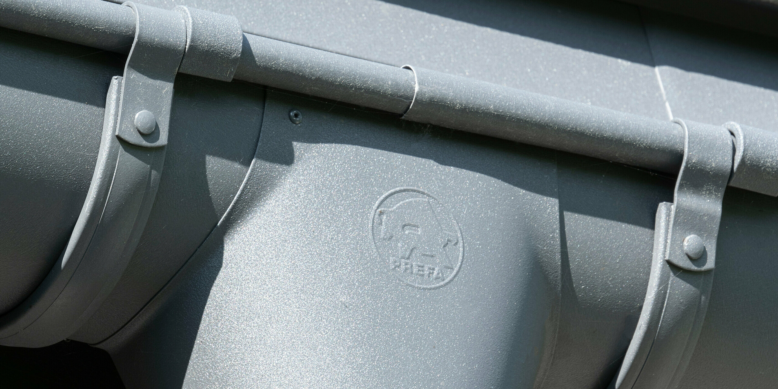 PREFA Dachentwässerungssystem aus Aluminium in P.10 Dunkelgrau auf dem Dach eines alten Bauernhofs in Héry-sur-Alby (Frankreich)