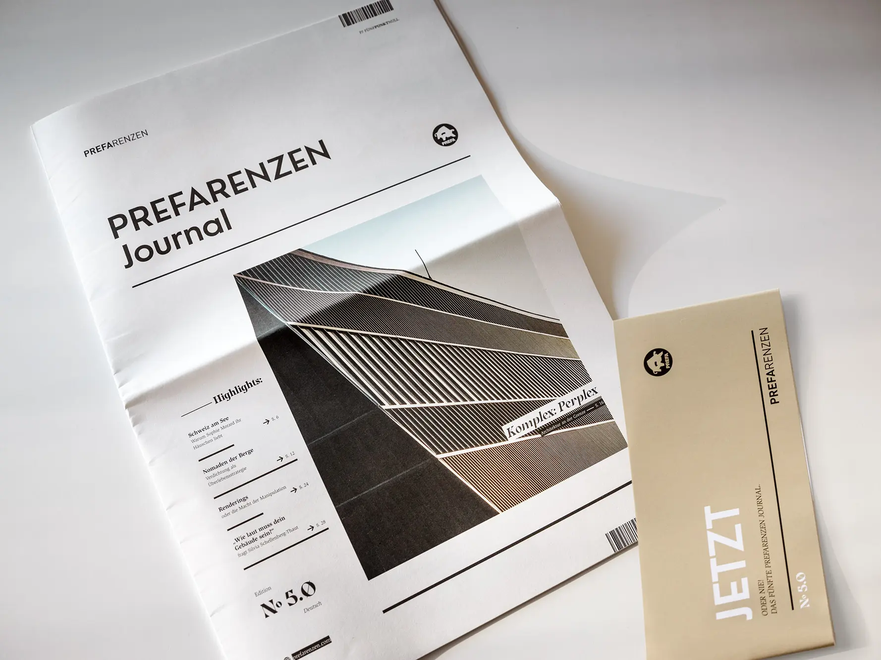 Frontalansicht auf die Cover-Seite des neuen Journals mit entfernter Banderole auf einer weißen Fläche.