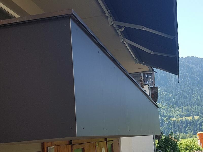 Bild einer Balkonverkleidung mit der PREFA Aluminium Verbundplatte in schwarzgrau