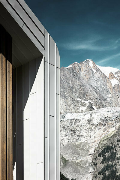 Fassade en PREFALZ sur l'Hotel des Alpes avec montagne en fond
