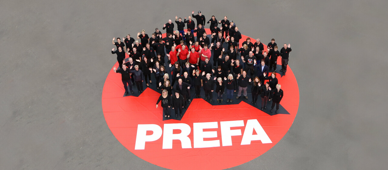 Photo d'un interlocteur PREFA souriant.