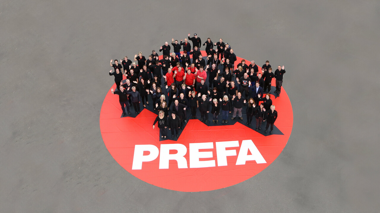 Aufnahme von winkenden PREFA Ansprechpartnern.