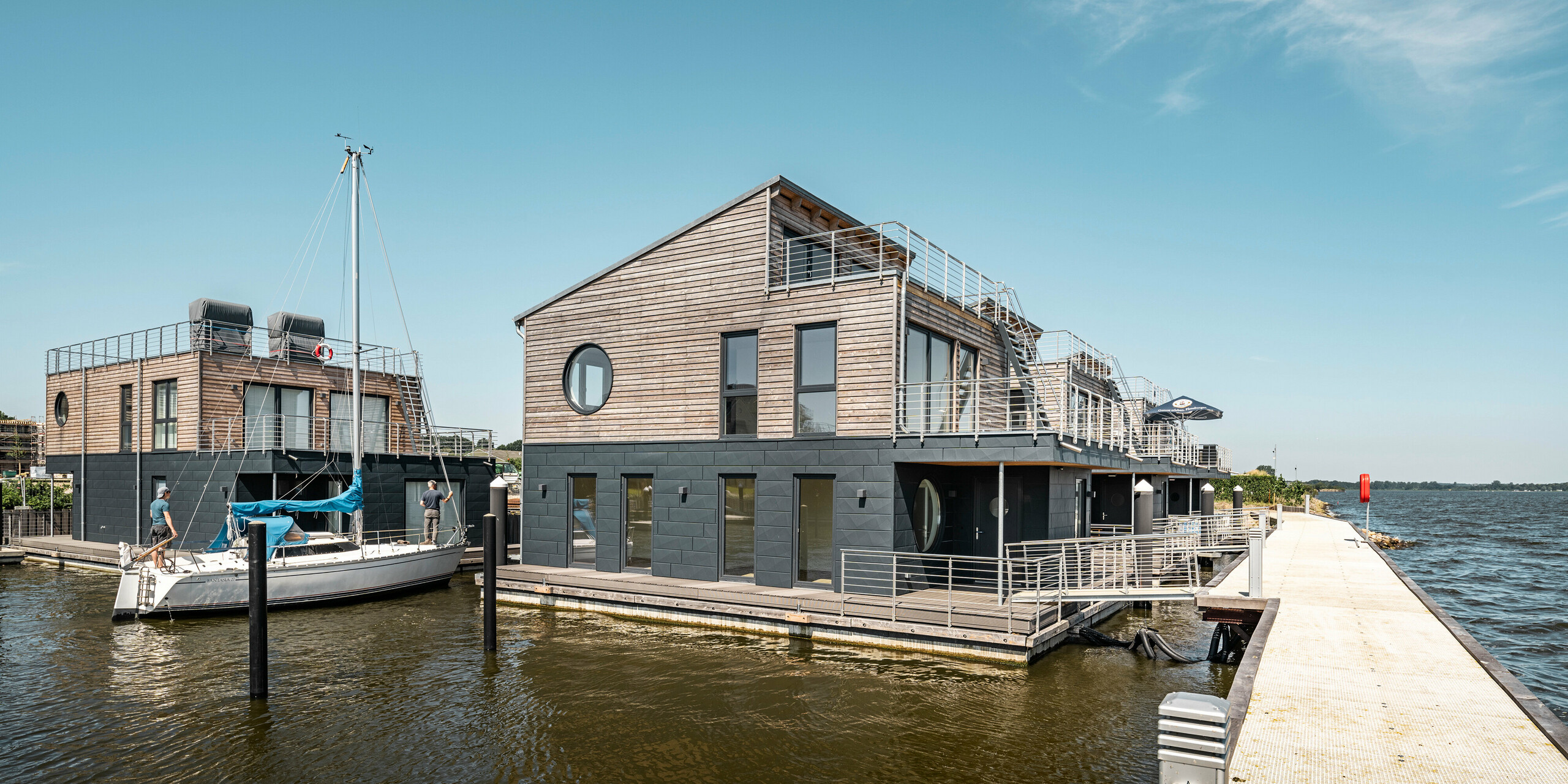La façade en aluminium Siding.X PREFA entoure onze maisons flottantes dans le port pionnier du Schleswig.