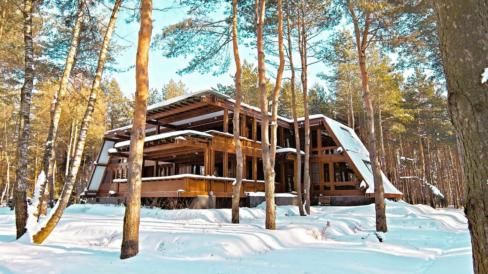 Ein Bild des Pagano ist im Winter. Er ist mit Schnee bedeckt, die Sonne scheint. Im Vordergrund sind Bäume zu sehen.