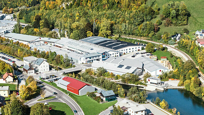 Luftaufnahme des österreichischen Produktionsstandorts der PREFA in Marktl bei Lilienfeld.